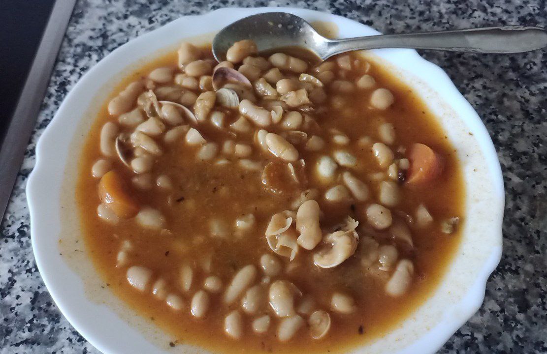 Habichuelas con almejas 